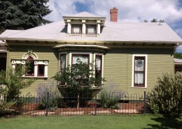 Side facade colonial bungalow